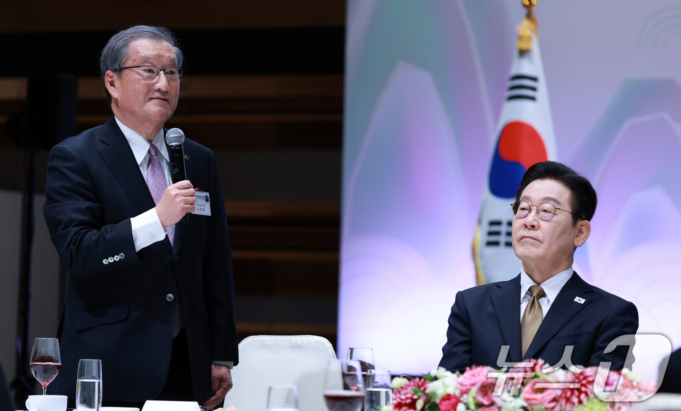 (나라(일본)=뉴스1) 이재명 기자 = 이재명 대통령이 14일 일본 나라현의 한 호텔에서 열린 간사이 동포 간담회에서 김명홍 재일민단 오사카본부 단장의 발언을 경청하고 있다. 20 …