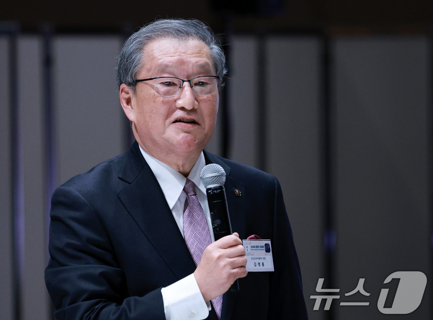 (나라(일본)=뉴스1) 이재명 기자 = 김명홍 재일민단 오사카본부 단장이 14일 일본 나라현의 한 호텔에서 열린 간사이 동포 간담회에서 발언하고 있다. 2026.1.14/뉴스1