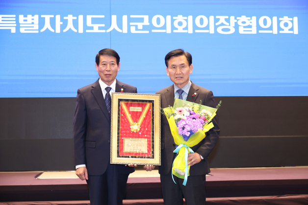 "주민 복지 증진에 기여"…동창옥 진안군의장, 의정봉사상 수상