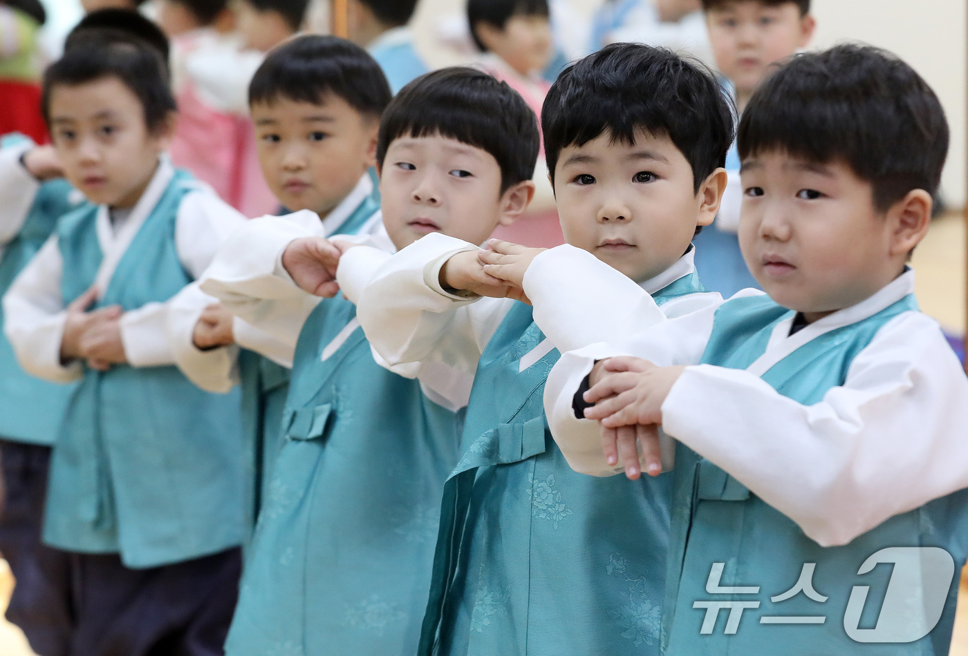 (부산=뉴스1) 윤일지 기자 = 설 명절을 한 달가량 앞둔 14일 부산 동래구 충렬사 안락서원 교육회관에서 열린 '어린이 전통예절교실'에서 한복을 곱게 차려 입은 유치원생들이 큰절 …