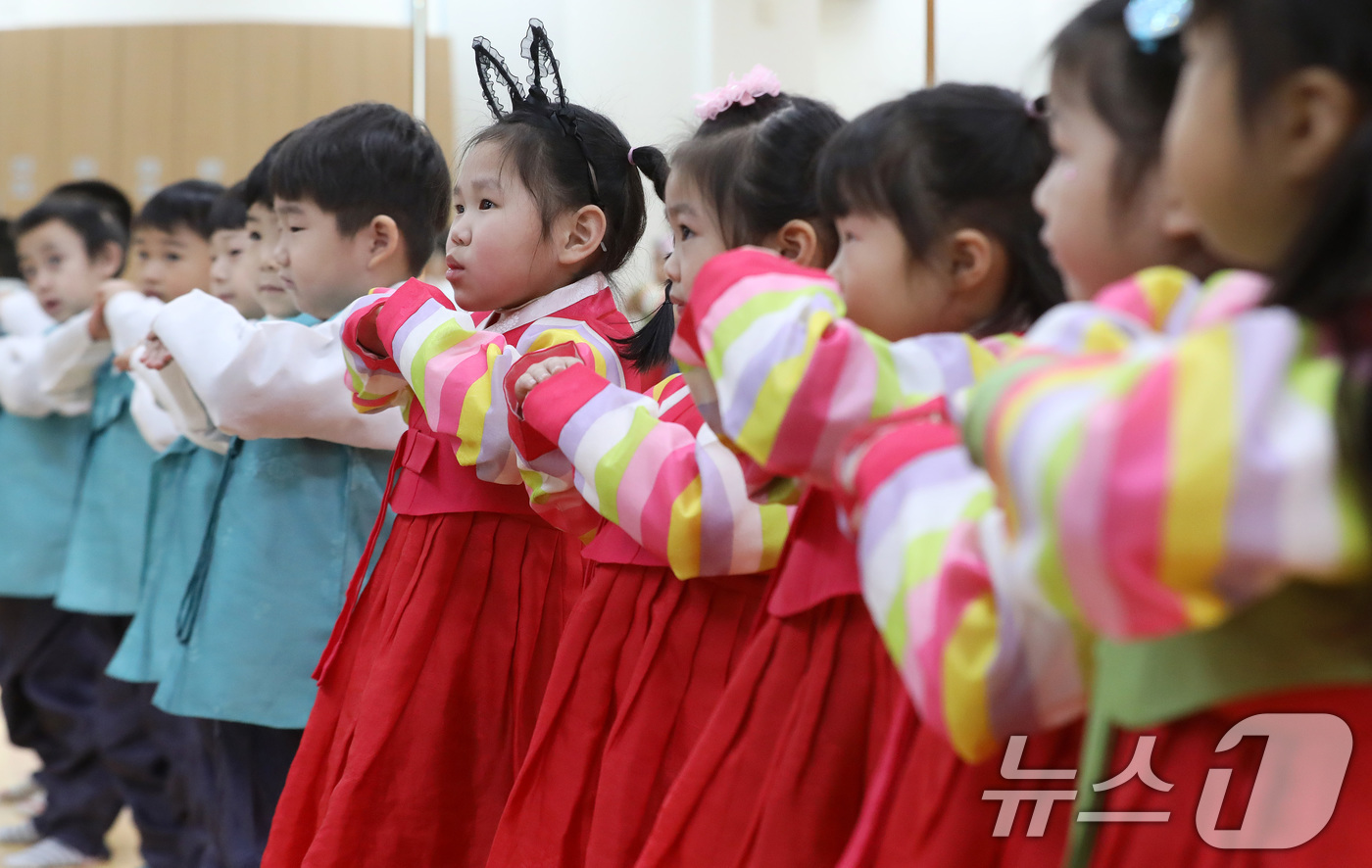 (부산=뉴스1) 윤일지 기자 = 설 명절을 한 달가량 앞둔 14일 부산 동래구 충렬사 안락서원 교육회관에서 열린 '어린이 전통예절교실'에서 한복을 곱게 차려 입은 유치원생들이 큰절 …