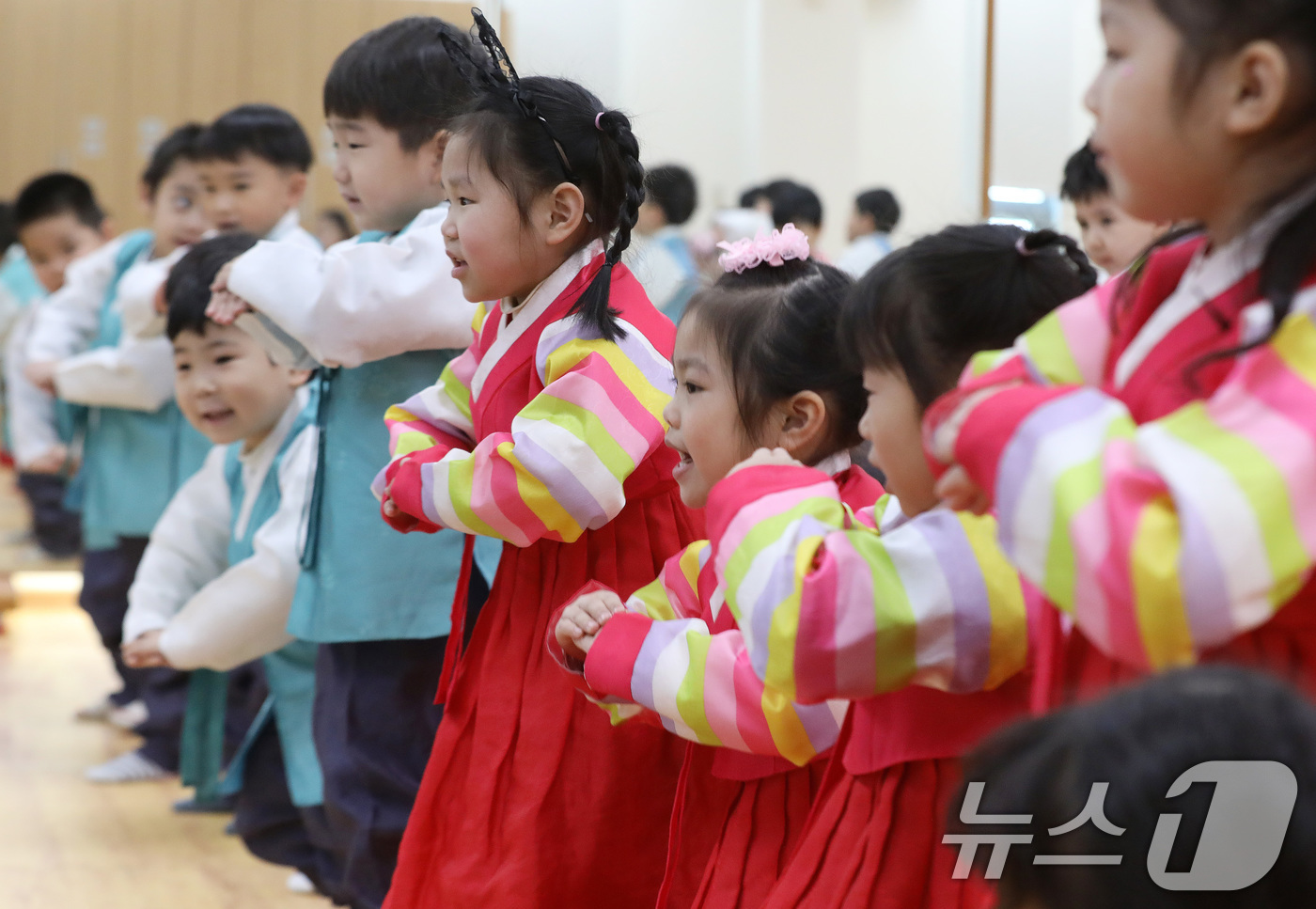 (부산=뉴스1) 윤일지 기자 = 설 명절을 한 달가량 앞둔 14일 부산 동래구 충렬사 안락서원 교육회관에서 열린 '어린이 전통예절교실'에서 한복을 곱게 차려 입은 유치원생들이 큰절 …