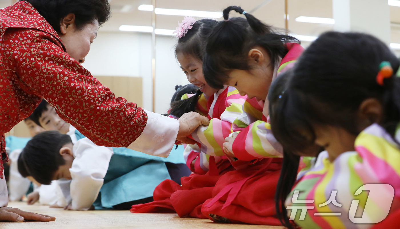 (부산=뉴스1) 윤일지 기자 = 설 명절을 한 달가량 앞둔 14일 부산 동래구 충렬사 안락서원 교육회관에서 열린 '어린이 전통예절교실'에서 한복을 곱게 차려 입은 유치원생들이 큰절 …