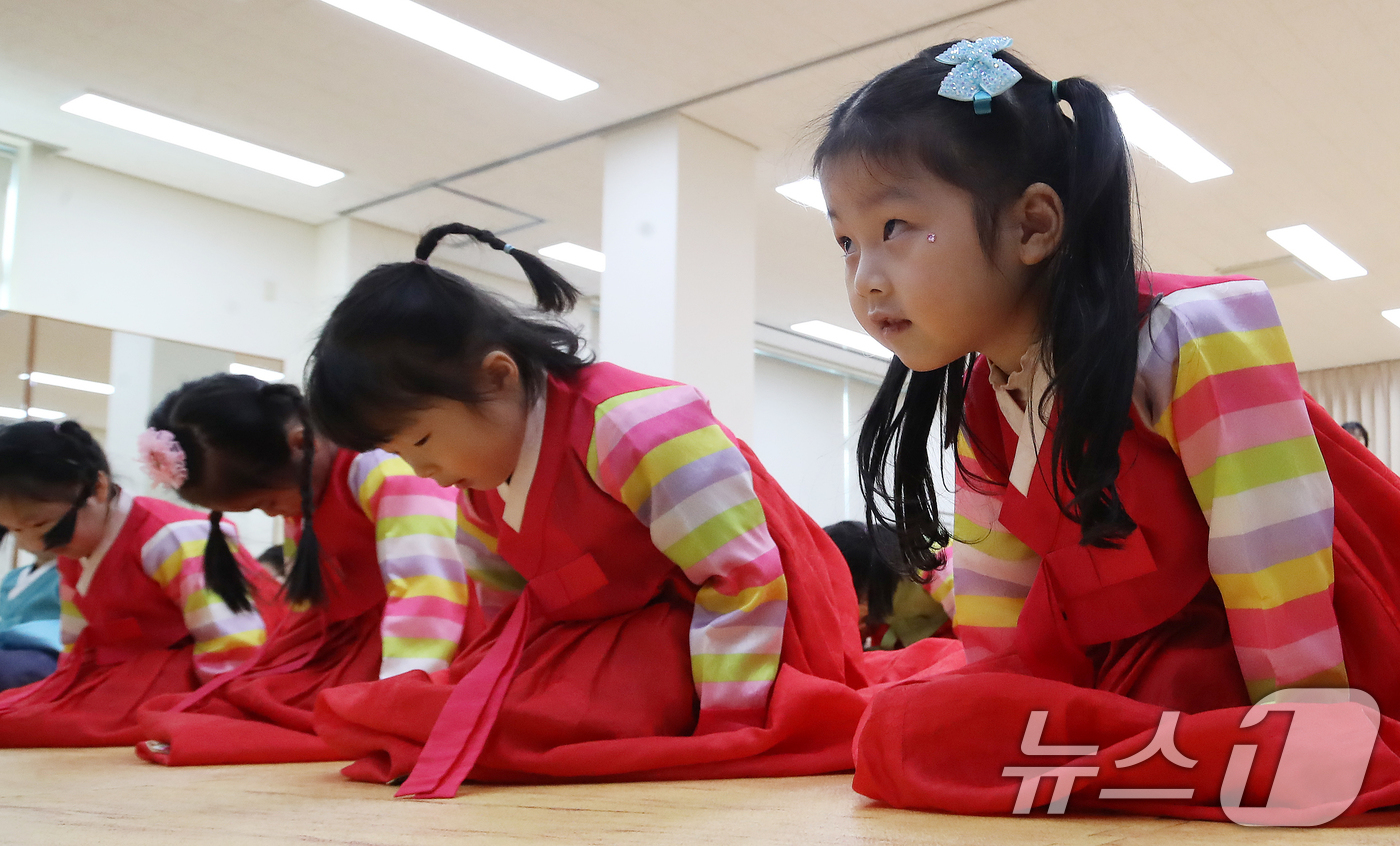 (부산=뉴스1) 윤일지 기자 = 설 명절을 한 달가량 앞둔 14일 부산 동래구 충렬사 안락서원 교육회관에서 열린 '어린이 전통예절교실'에서 한복을 곱게 차려 입은 유치원생들이 큰절 …
