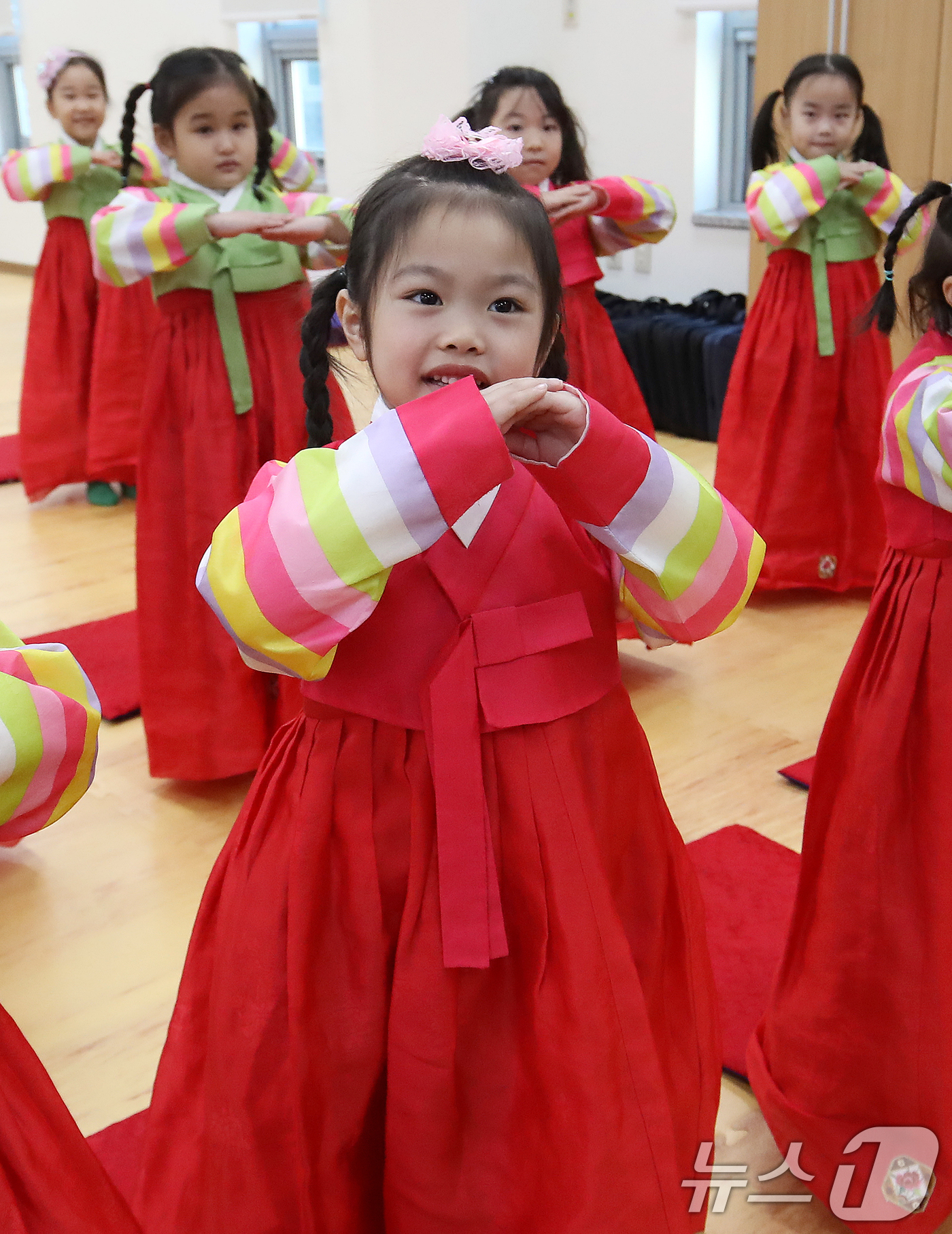 (부산=뉴스1) 윤일지 기자 = 설 명절을 한 달가량 앞둔 14일 부산 동래구 충렬사 안락서원 교육회관에서 열린 '어린이 전통예절교실'에서 한복을 곱게 차려 입은 유치원생들이 큰절 …