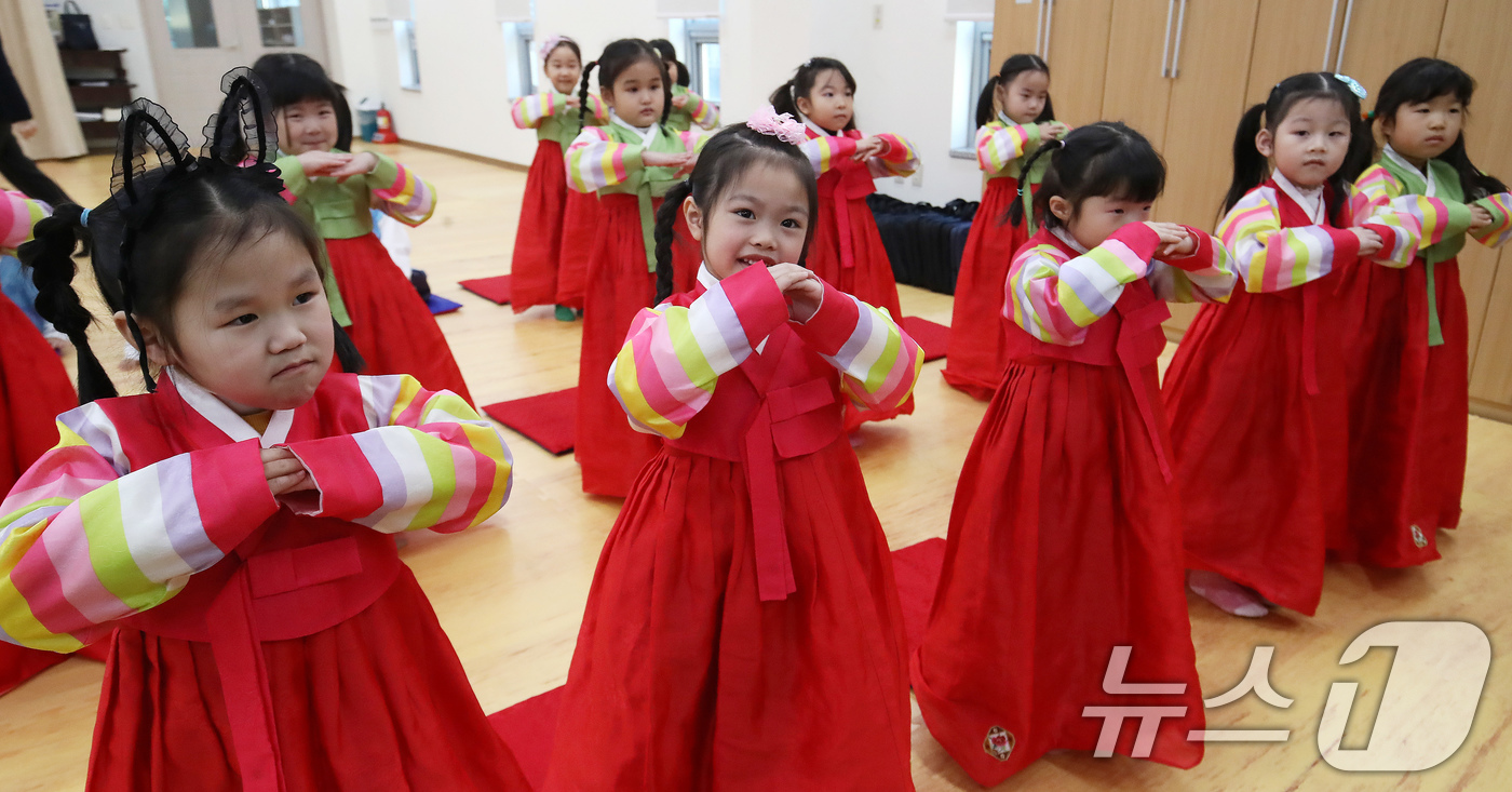 (부산=뉴스1) 윤일지 기자 = 설 명절을 한 달가량 앞둔 14일 부산 동래구 충렬사 안락서원 교육회관에서 열린 '어린이 전통예절교실'에서 한복을 곱게 차려 입은 유치원생들이 큰절 …