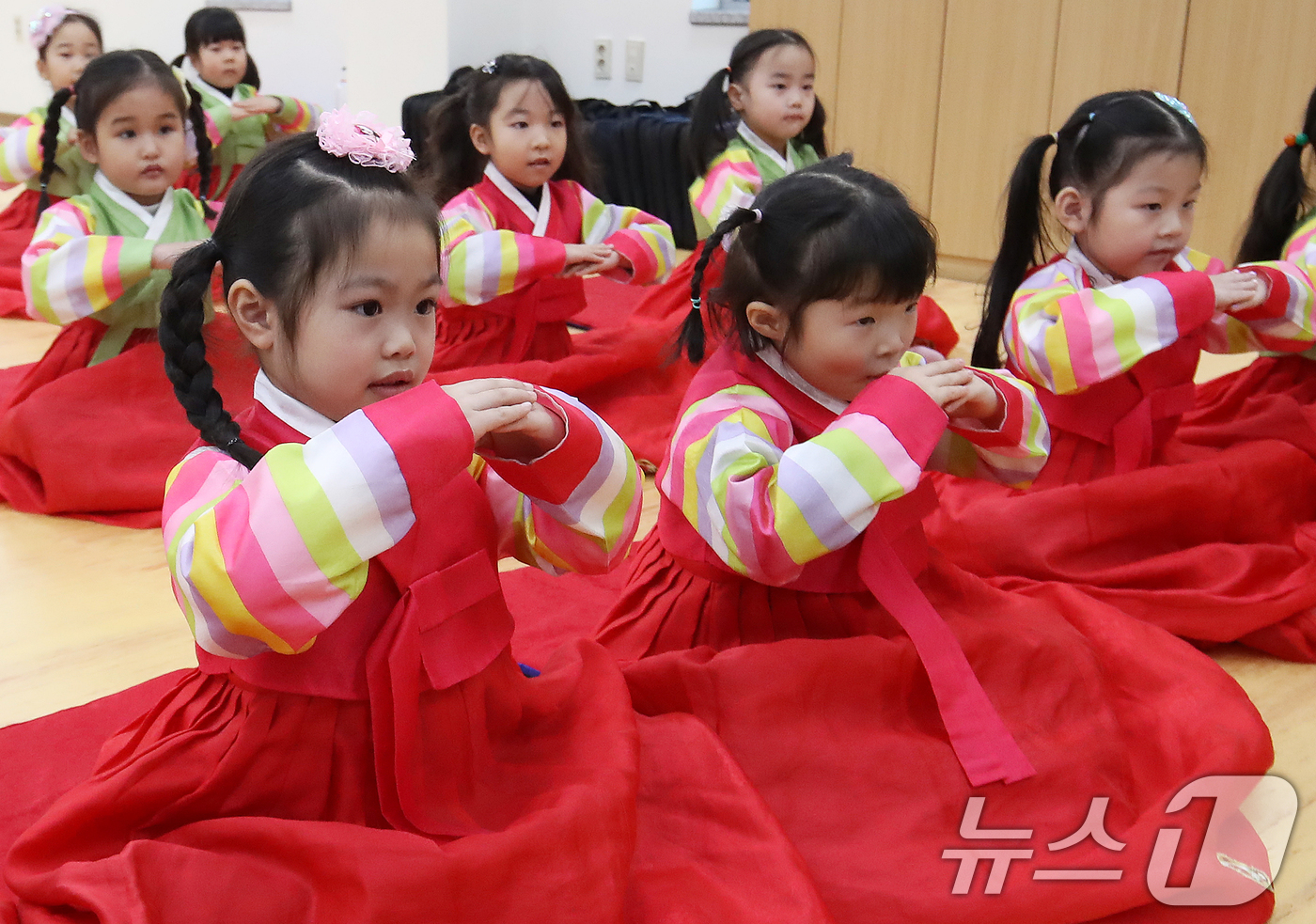 (부산=뉴스1) 윤일지 기자 = 설 명절을 한 달가량 앞둔 14일 부산 동래구 충렬사 안락서원 교육회관에서 열린 '어린이 전통예절교실'에서 한복을 곱게 차려 입은 유치원생들이 큰절 …