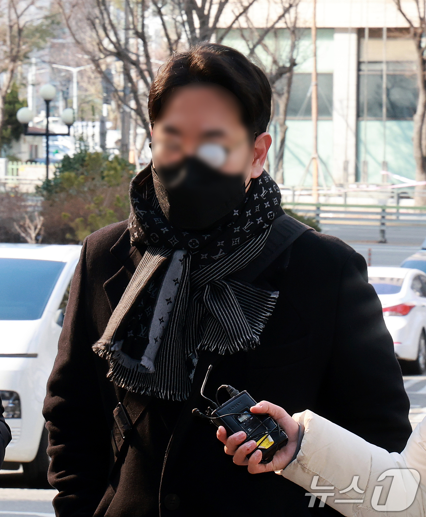 (서울=뉴스1) 이호윤 기자 = 전직 김병기 보좌관 A씨가 14일 서울 마포구 서울경찰청 광역수사단으로 출석하고 있다. 2026.1.14/뉴스1