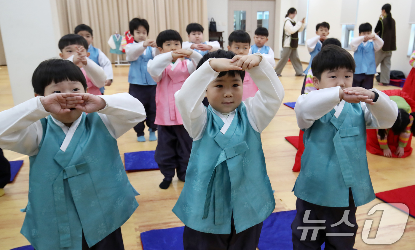 (부산=뉴스1) 윤일지 기자 = 설 명절을 한 달가량 앞둔 14일 부산 동래구 충렬사 안락서원 교육회관에서 열린 '어린이 전통예절교실'에서 한복을 곱게 차려 입은 유치원생들이 큰절 …
