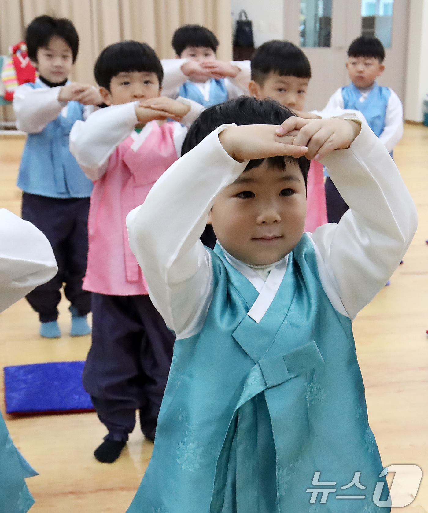 (부산=뉴스1) 윤일지 기자 = 설 명절을 한 달가량 앞둔 14일 부산 동래구 충렬사 안락서원 교육회관에서 열린 '어린이 전통예절교실'에서 한복을 곱게 차려 입은 유치원생들이 큰절 …