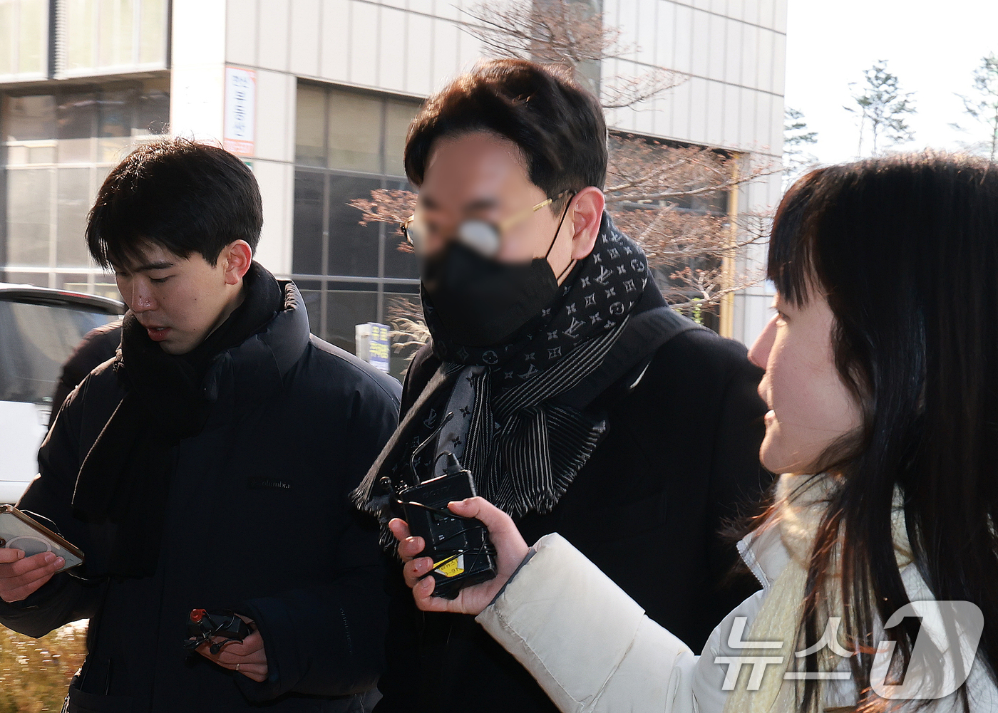 (서울=뉴스1) 이호윤 기자 = 전직 김병기 보좌관 A씨가 14일 서울 마포구 서울경찰청 광역수사단으로 출석하고 있다. 2026.1.14/뉴스1