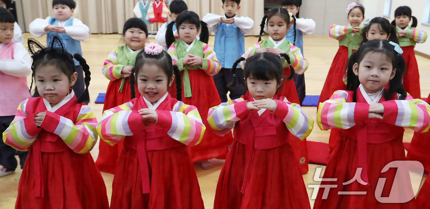 (부산=뉴스1) 윤일지 기자 = 설 명절을 한 달가량 앞둔 14일 부산 동래구 충렬사 안락서원 교육회관에서 열린 '어린이 전통예절교실'에서 한복을 곱게 차려 입은 유치원생들이 큰절 …