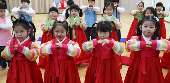 설 명절 앞두고 '큰 절 배워요'