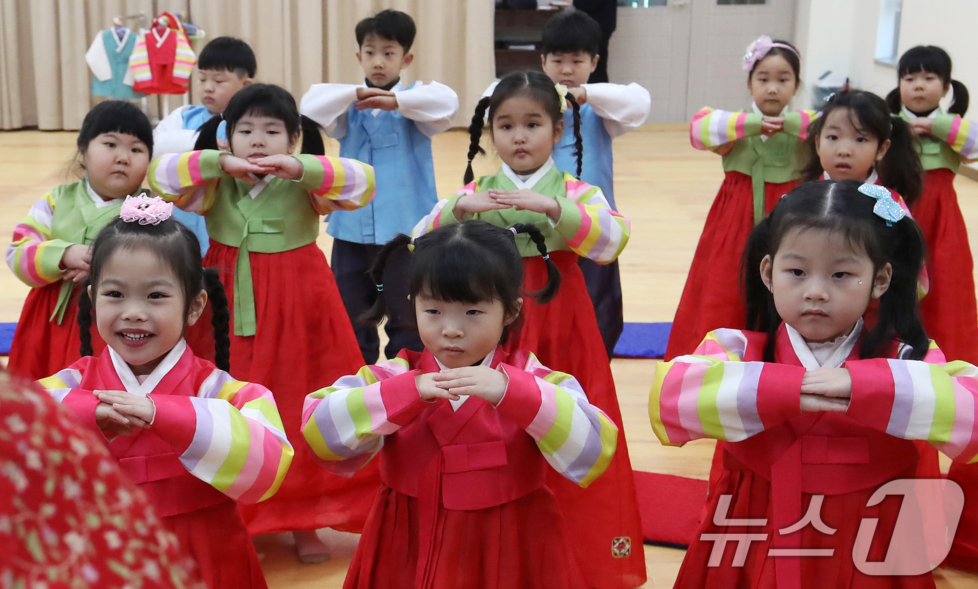 (부산=뉴스1) 윤일지 기자 = 설 명절을 한 달가량 앞둔 14일 부산 동래구 충렬사 안락서원 교육회관에서 열린 '어린이 전통예절교실'에서 한복을 곱게 차려 입은 유치원생들이 큰절 …