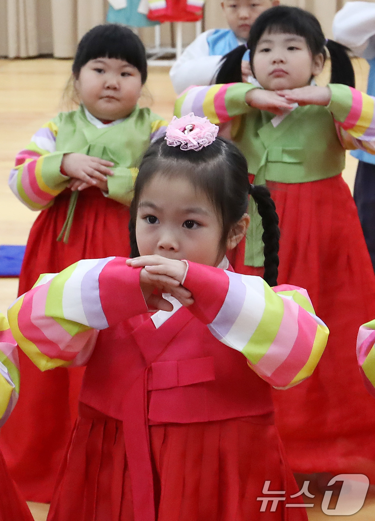 (부산=뉴스1) 윤일지 기자 = 설 명절을 한 달가량 앞둔 14일 부산 동래구 충렬사 안락서원 교육회관에서 열린 '어린이 전통예절교실'에서 한복을 곱게 차려 입은 유치원생들이 큰절 …