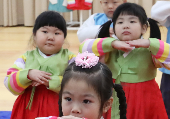 설 명절 앞두고 전통예절 배우는 어린이들