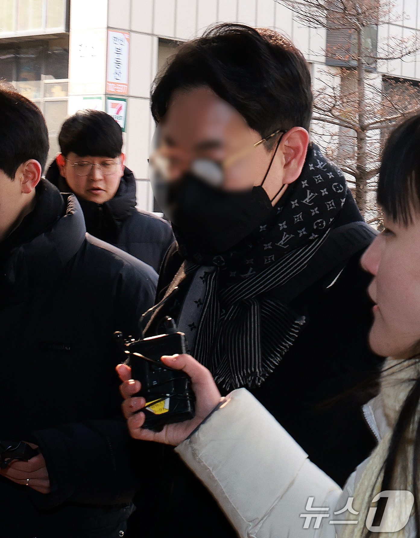 (서울=뉴스1) 이호윤 기자 = 전직 김병기 보좌관 A씨가 14일 서울 마포구 서울경찰청 광역수사단으로 출석하고 있다. 2026.1.14/뉴스1