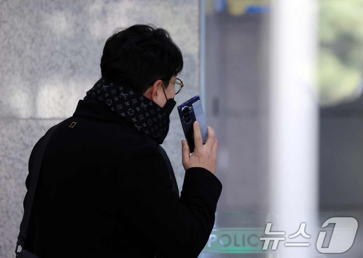 (서울=뉴스1) 이호윤 기자 = 전직 김병기 보좌관 A씨가 14일 서울 마포구 서울경찰청 광역수사단으로 출석하고 있다. 2026.1.14/뉴스1