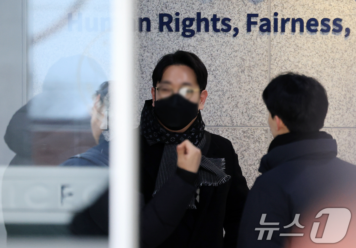 (서울=뉴스1) 이호윤 기자 = 전직 김병기 보좌관 A씨가 14일 서울 마포구 서울경찰청 광역수사단으로 출석하고 있다. 2026.1.14/뉴스1