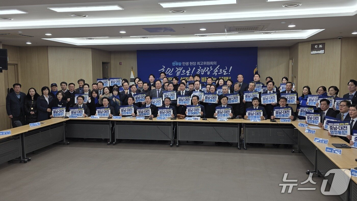 본문 이미지 - 서산서 열린 충남 민생 현장 최고위원회의에 참가한 정청래 당대표를 비롯한 중진 및 지방선거 출마 예정자들이 기념촬영을 하고 있다.(재판매 및 DB금지)2026.1.14/뉴스1 ⓒ news1 김태완 기자