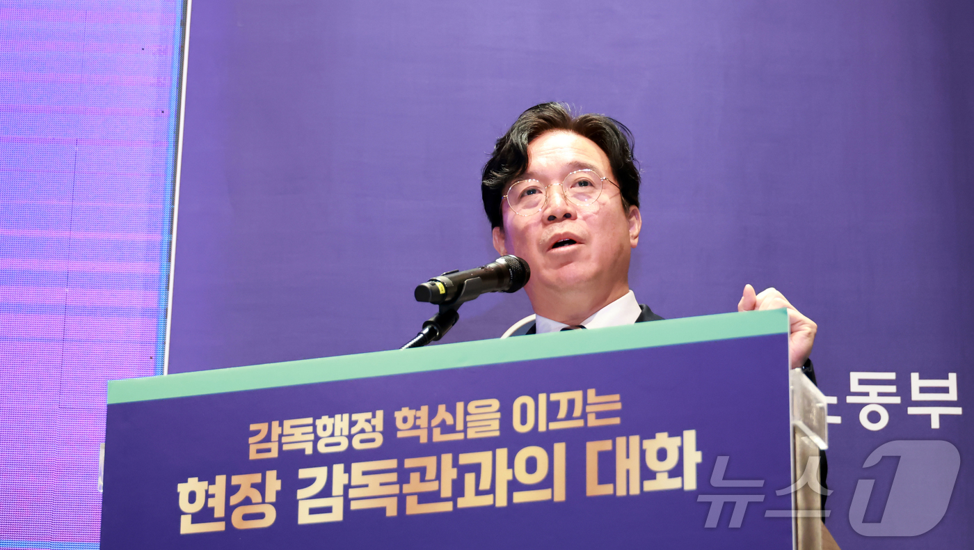 (서울=뉴스1) = 김영훈 고용노동부 장관이 14일 오전 서울 서초구 양재동 엘타워에서 열린 '현장 감독관과의 대화'에서 발언을 하고 있다. (고용노동부 제공. 재판매 및 DB 금 …