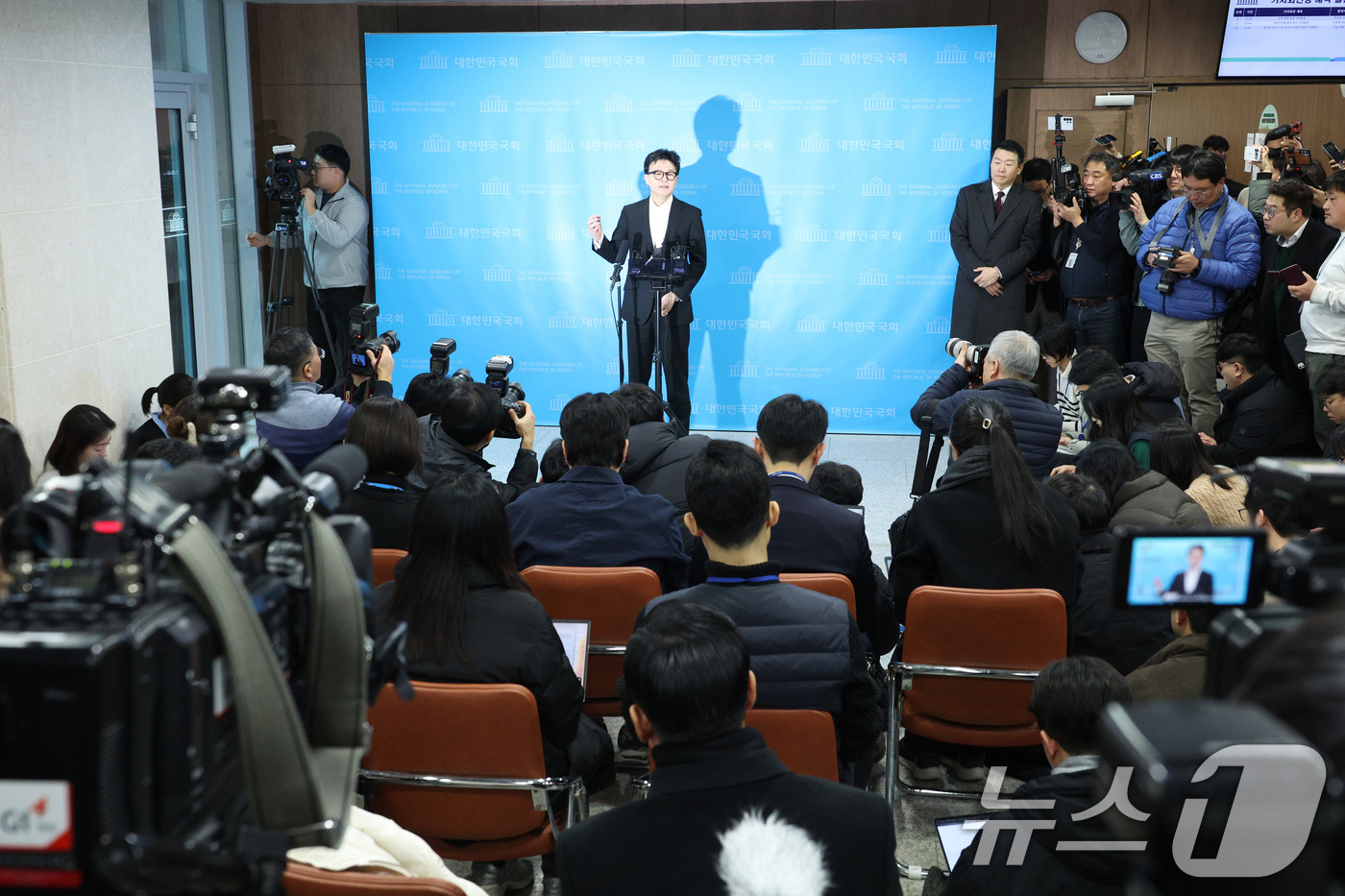 (서울=뉴스1) 신웅수 기자 = 한동훈 전 국민의힘 대표가 14일 서울 여의도 국회 소통관에서 당 윤리위원회 제명 결정과 관련해 입장을 밝히고 있다. 2026.1.14/뉴스1