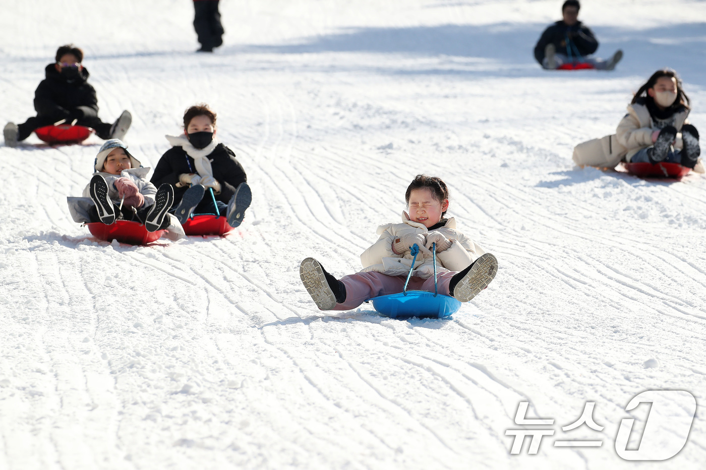 (대구=뉴스1) 공정식 기자 = 한파가 기승을 부린 14일 대구 달서구 테마파크 이월드를 찾은 어린이들이 눈썰매장에서 눈썰매를 타며 즐거운 시간을 보내고 있다. 2026.1.14/ …