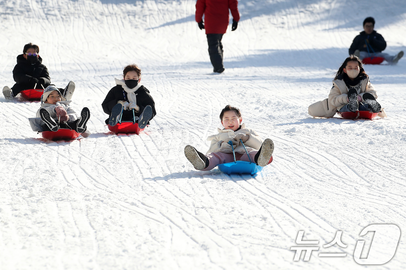 (대구=뉴스1) 공정식 기자 = 한파가 기승을 부린 14일 대구 달서구 테마파크 이월드를 찾은 어린이들이 눈썰매장에서 눈썰매를 타며 즐거운 시간을 보내고 있다. 2026.1.14/ …