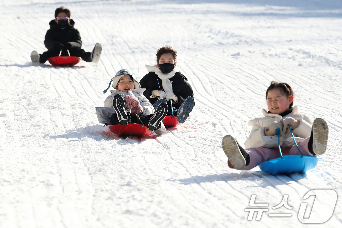 (대구=뉴스1) 공정식 기자 = 한파가 기승을 부린 14일 대구 달서구 테마파크 이월드를 찾은 어린이들이 눈썰매장에서 눈썰매를 타며 즐거운 시간을 보내고 있다. 2026.1.14/ …
