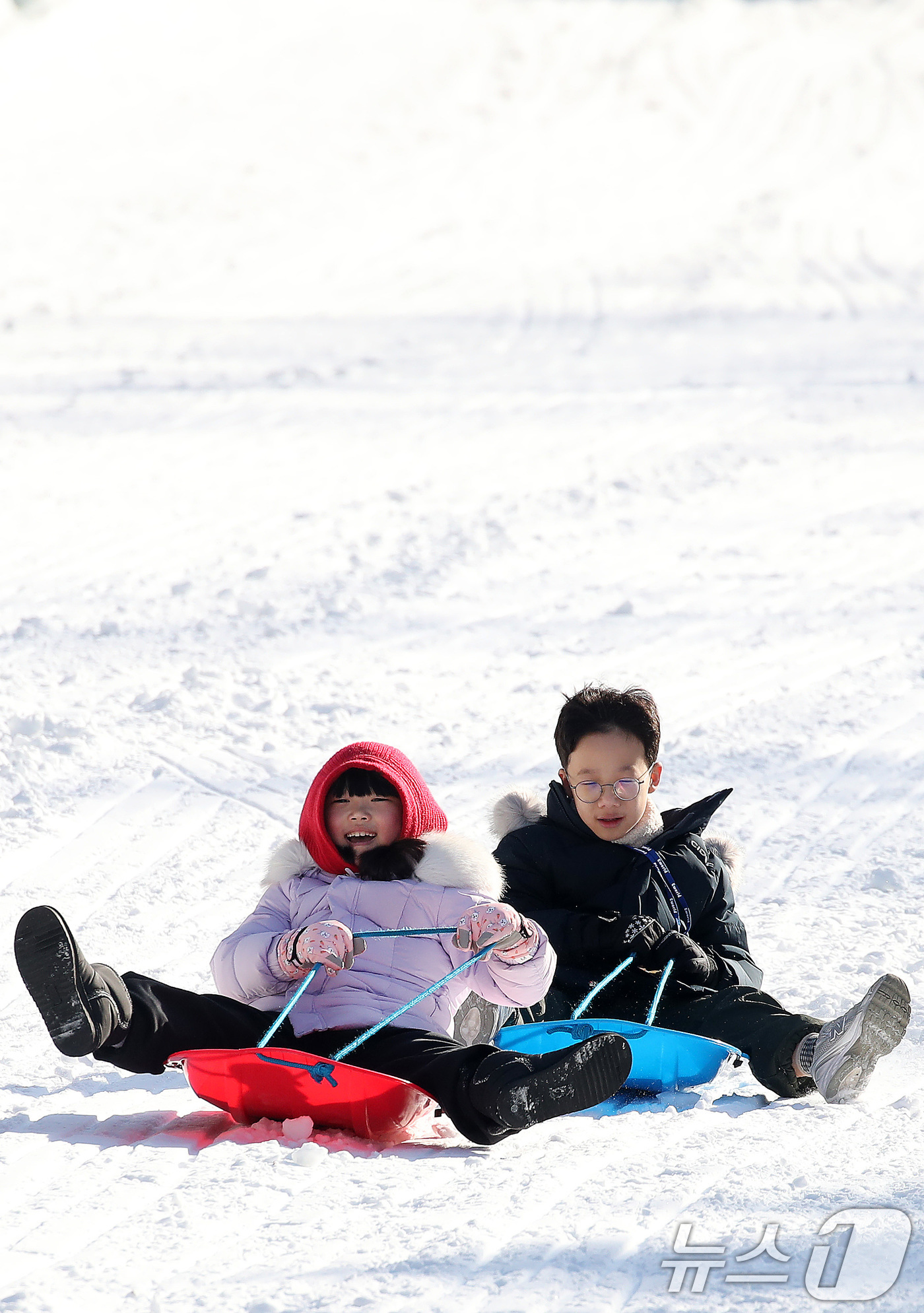 (대구=뉴스1) 공정식 기자 = 한파가 기승을 부린 14일 대구 달서구 테마파크 이월드를 찾은 어린이들이 눈썰매장에서 눈썰매를 타며 즐거운 시간을 보내고 있다. 2026.1.14/ …