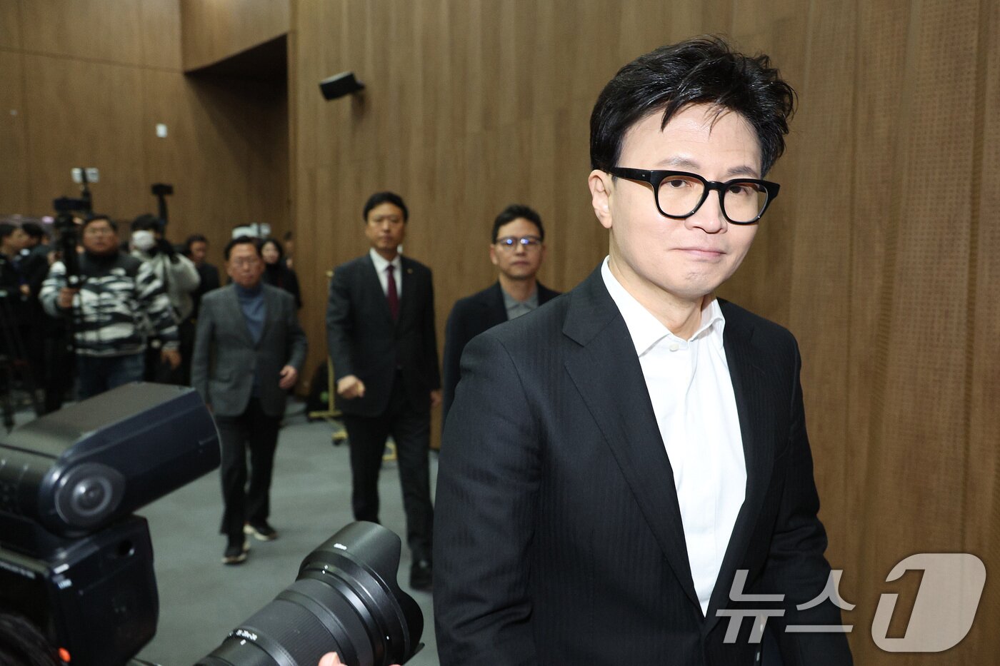 본문 이미지 - 한동훈 전 국민의힘 대표가 14일 서울 여의도 국회 소통관에서 당 윤리위원회 제명 결정과 관련한 기자회견에 참석하고 있다. 2026.1.14/뉴스1 ⓒ News1 신웅수 기자