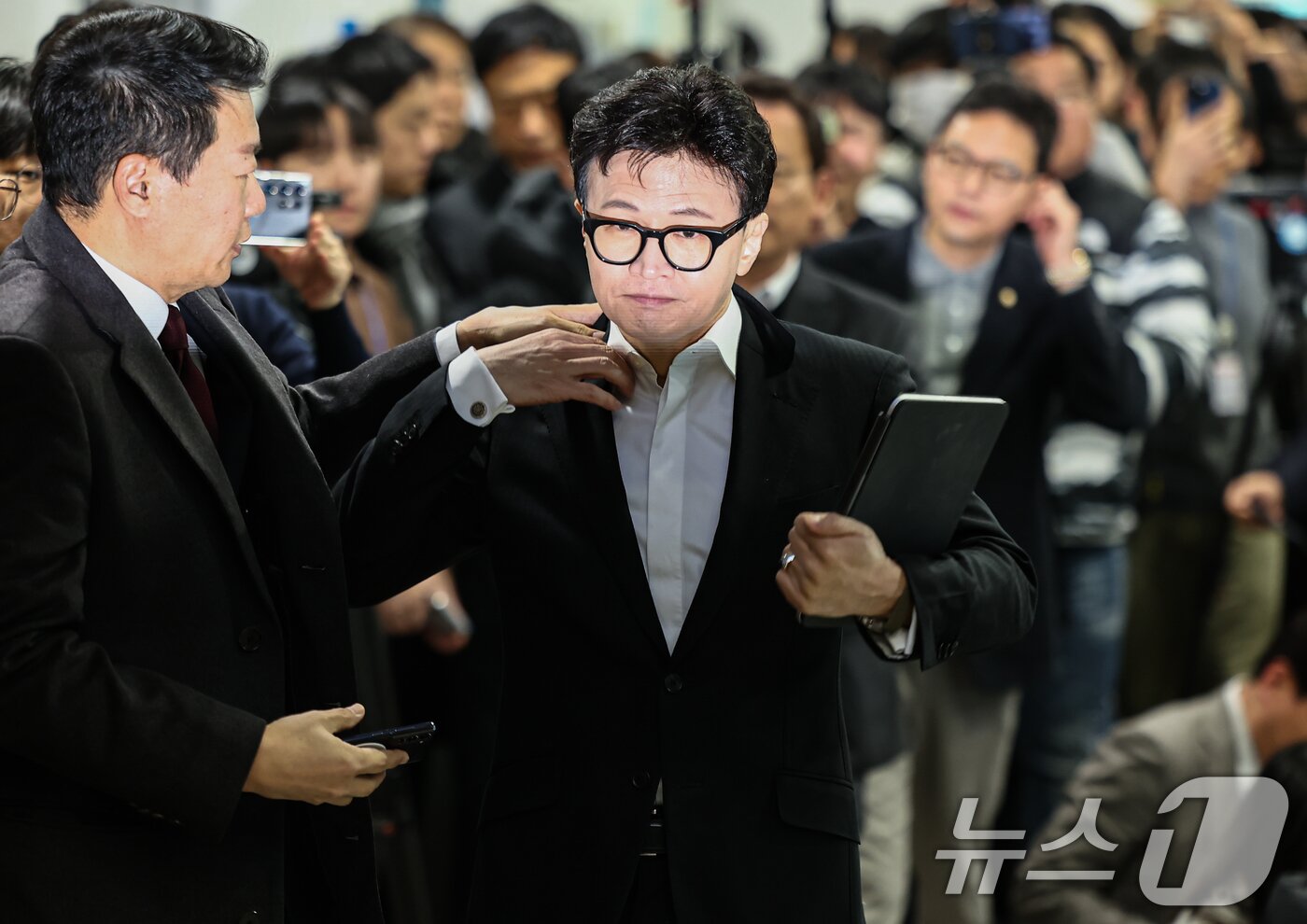 본문 이미지 - 한동훈 국민의힘 전 대표가 14일 서울 여의도 국회 소통관에서 윤리위의 제명 결정에 대한 입장을 밝히기 위기 기자회견장으로 들어서고 있다. 2026.1.14/뉴스1 ⓒ News1 김도우 기자