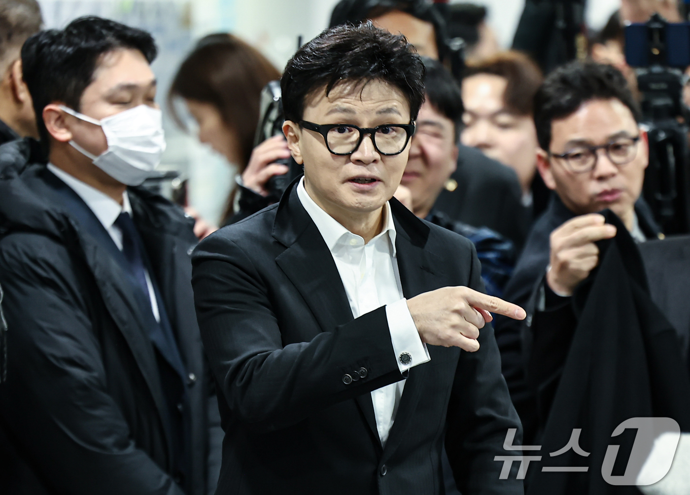 (서울=뉴스1) 김도우 기자 = 한동훈 국민의힘 전 대표가 14일 서울 여의도 국회 소통관에서 윤리위의 제명 결정에 대한 입장을 밝히기 위기 기자회견장으로 들어서고 있다. 2026 …