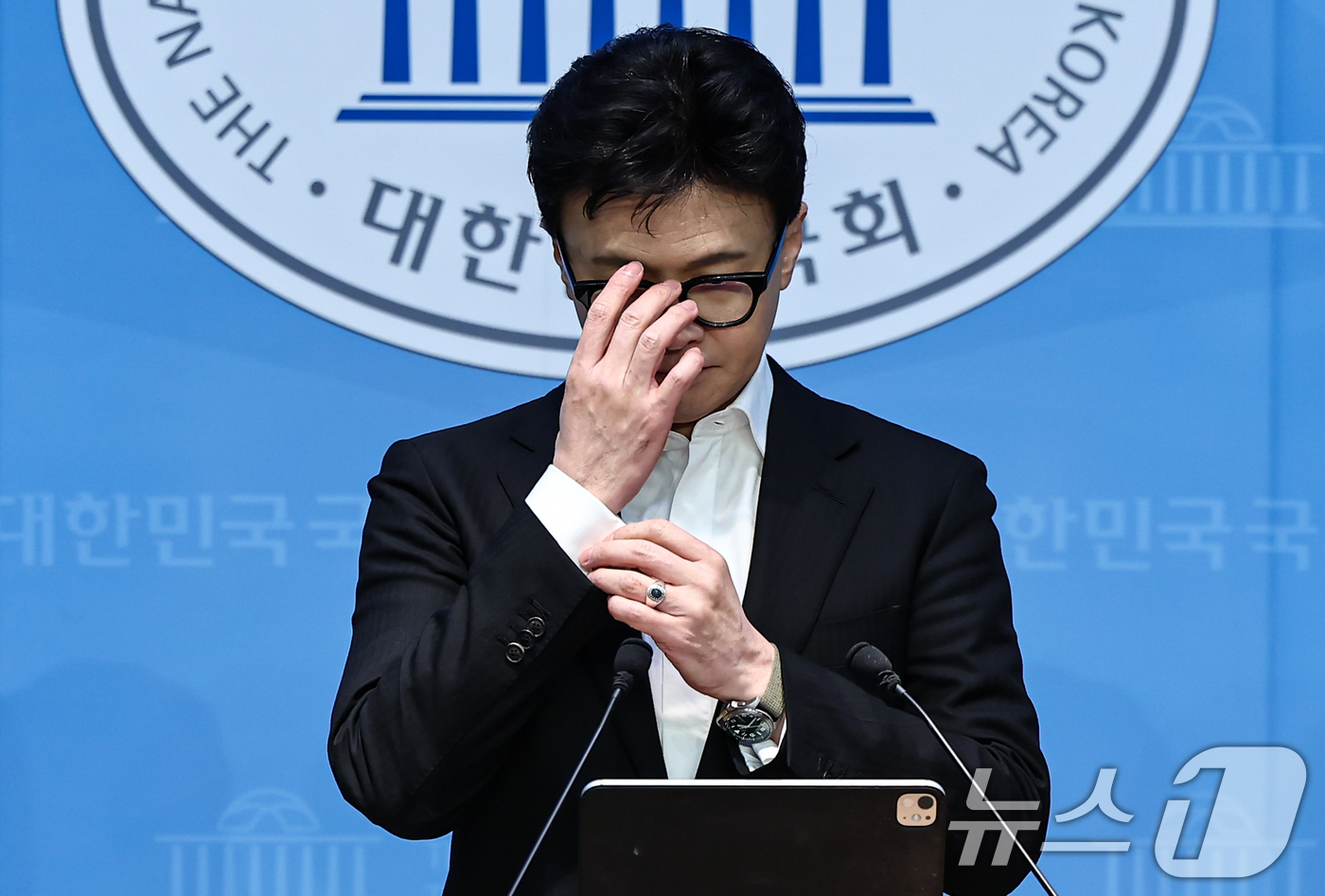 (서울=뉴스1) 김도우 기자 = 한동훈 국민의힘 전 대표가 14일 서울 여의도 국회 소통관에서 윤리위의 제명 결정에 대한 입장을 밝히기 전 안경을 고쳐쓰고 있다. 2026.1.14 …