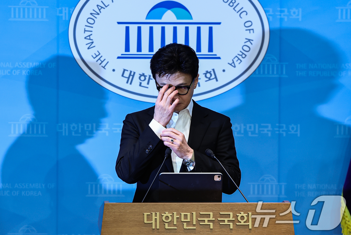 (서울=뉴스1) 김도우 기자 = 한동훈 국민의힘 전 대표가 14일 서울 여의도 국회 소통관에서 윤리위의 제명 결정에 대한 입장을 밝히기 전 안경을 고쳐쓰고 있다. 2026.1.14 …