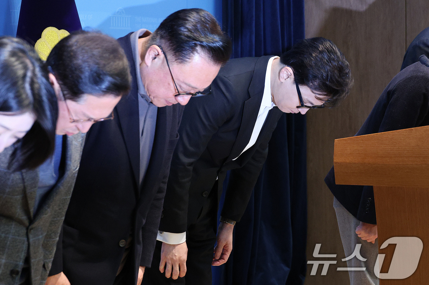 (서울=뉴스1) 신웅수 기자 = 한동훈 전 국민의힘 대표가 14일 서울 여의도 국회 소통관에서 당 윤리위원회 제명 결정과 관련한 기자회견에서 인사하고 있다. 2026.1.14/뉴스 …