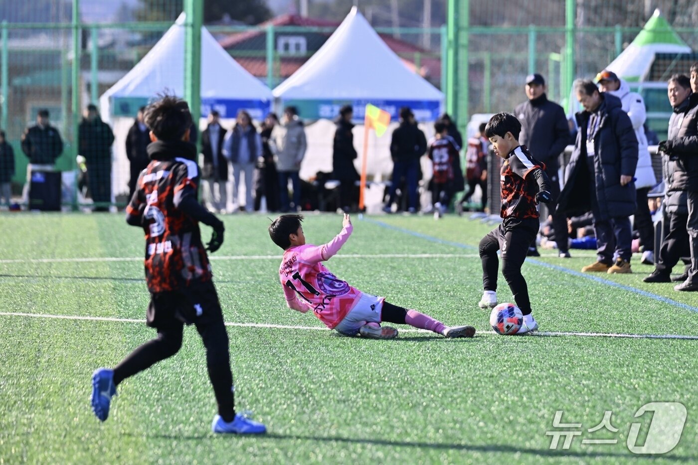 본문 이미지 - 지난해 14일 개막한 강원 속초 설악배 전국 초등 축구리그 경기.(속초시 제공, 재판매 및 DB 금지) 2026.1.14/뉴스1