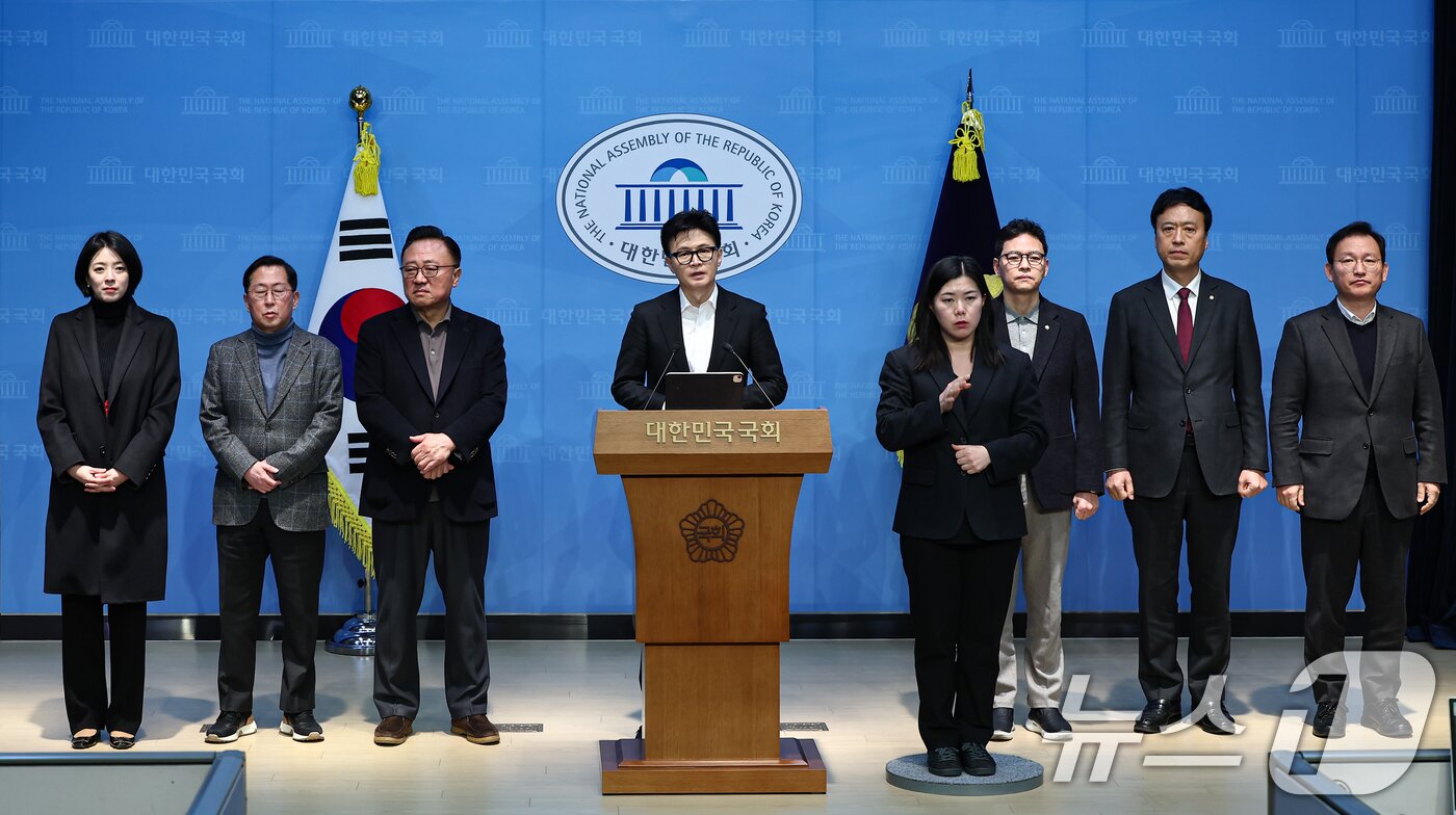 본문 이미지 - 한동훈 국민의힘 전 대표가 14일 서울 여의도 국회 소통관에서 윤리위의 제명 결정에 대한 입장을 밝히고 있다. 2026.1.14/뉴스1 ⓒ News1 김도우 기자