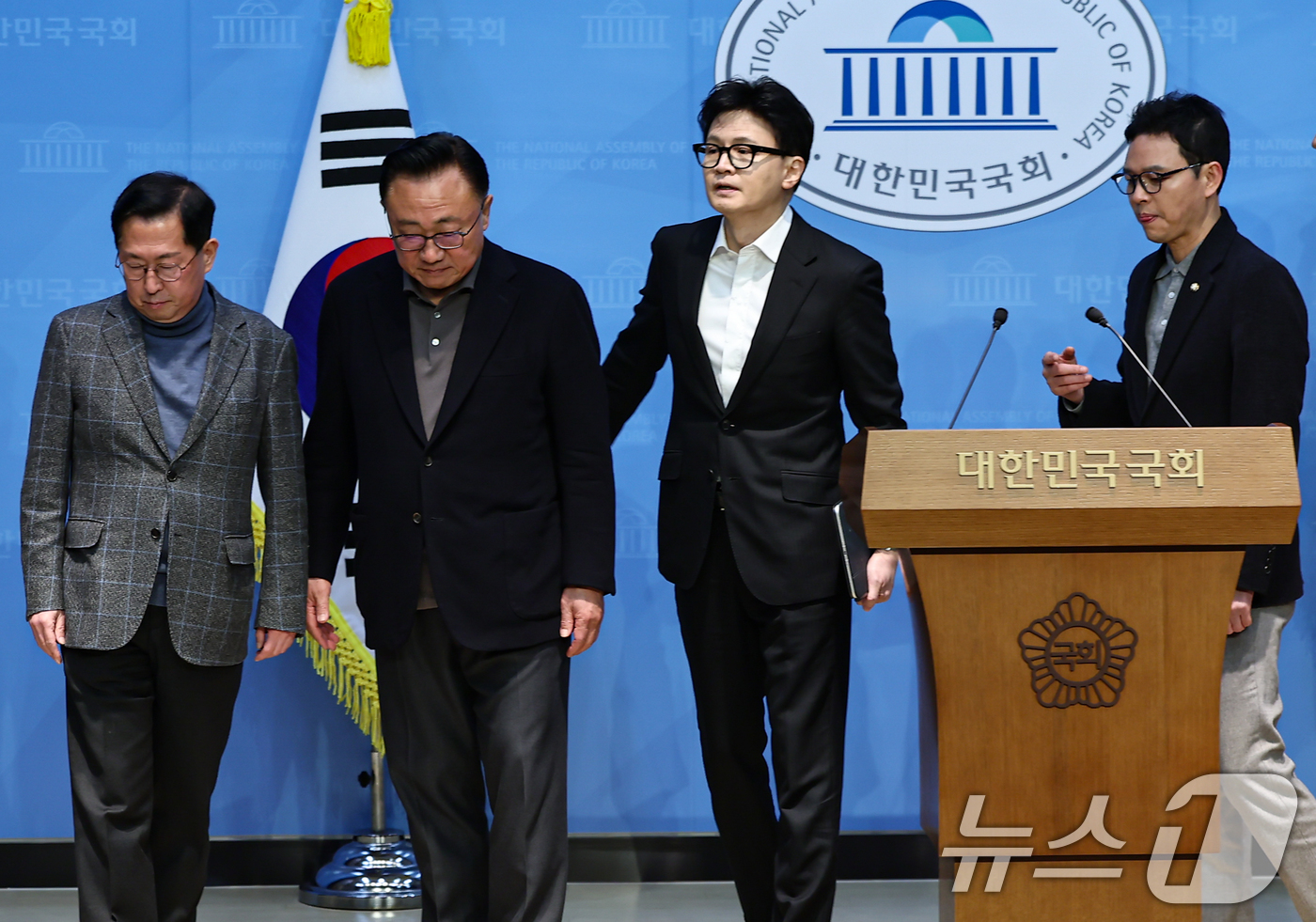 (서울=뉴스1) 김도우 기자 = 한동훈 국민의힘 전 대표가 14일 서울 여의도 국회 소통관에서 윤리위의 제명 결정에 대한 입장을 밝힌 후 기자회견장을 나서고 있다. 2026.1.1 …