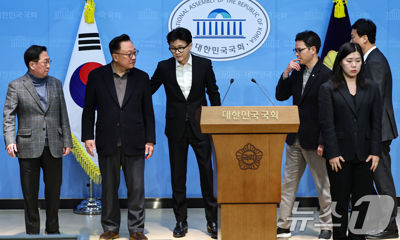 (서울=뉴스1) 김도우 기자 = 한동훈 국민의힘 전 대표가 14일 서울 여의도 국회 소통관에서 윤리위의 제명 결정에 대한 입장을 밝힌 후 기자회견장을 나서고 있다. 2026.1.1 …