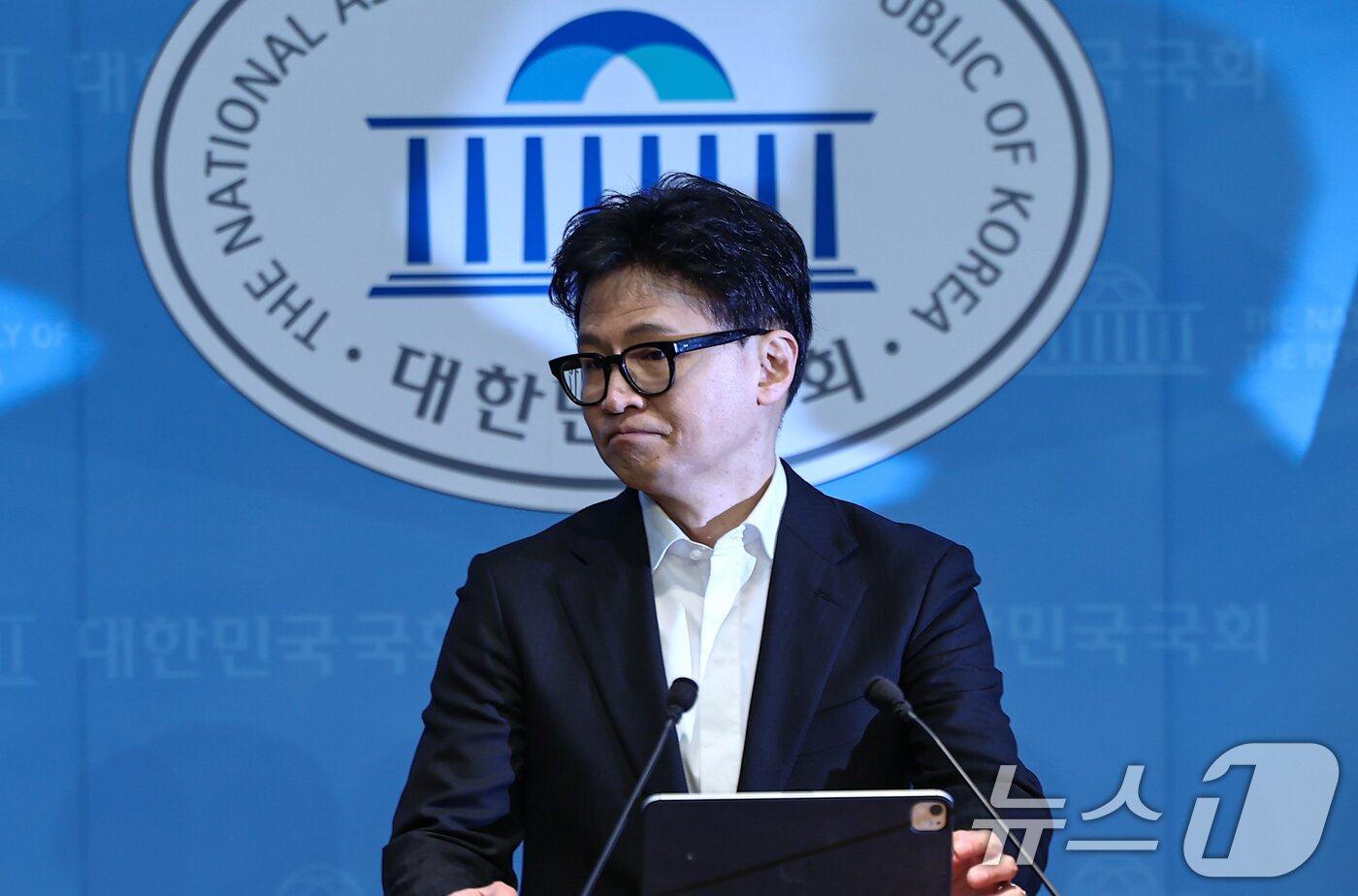 본문 이미지 - 한동훈 국민의힘 전 대표가 14일 서울 여의도 국회 소통관에서 윤리위의 제명 결정에 대한 입장을 밝힌 후 기자회견장을 나서고 있다. 2026.1.14/뉴스1 ⓒ News1 김도우 기자