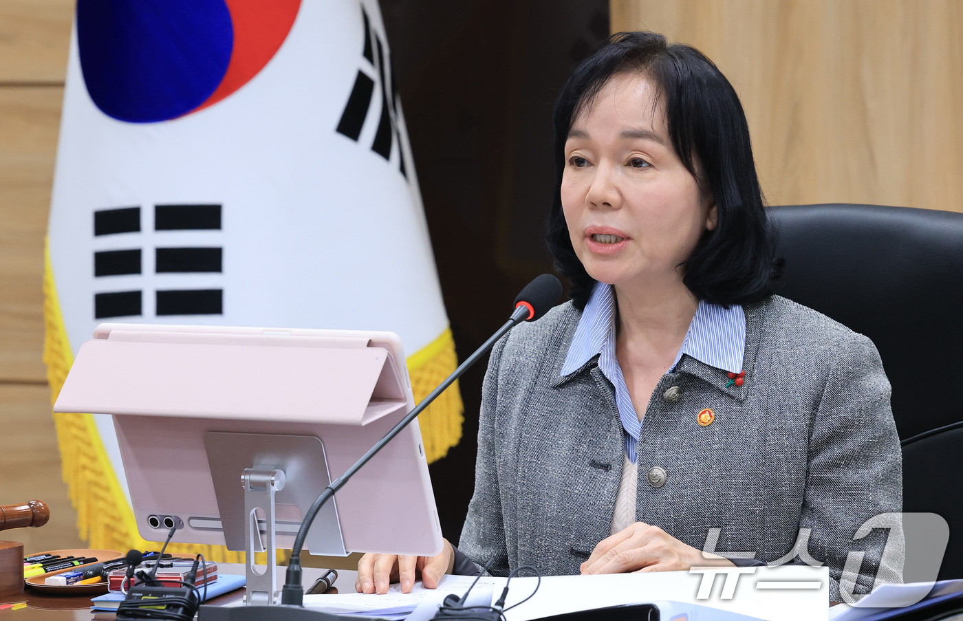 (서울=뉴스1) 임세영 기자 = 송경희 개인정보보호위원회 위원장이 14일 서울 종로구 정부서울청사에서 열린 개인정보보호위원회 전체회의에서 모두발언을 하고 있다.  2026.1.14 …