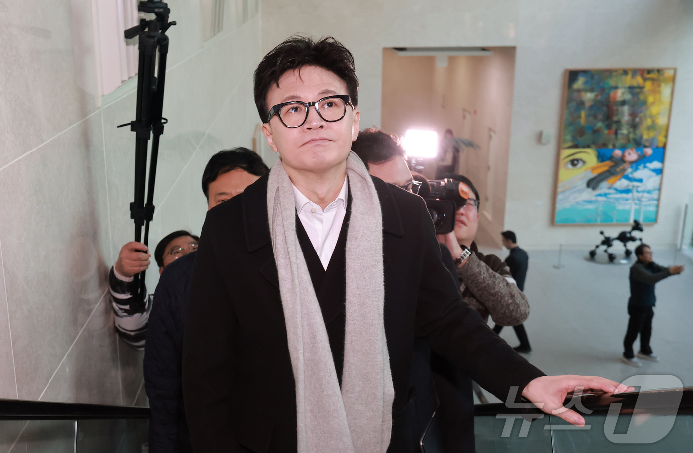 (서울=뉴스1) 신웅수 기자 = 한동훈 국민의힘 전 대표가 14일 당 윤리위원회가 본인을 제명 결정한 것과 관련해 입장을 밝히기 위해 국회 소통관으로 향하고 있다. (공동취재) 2 …