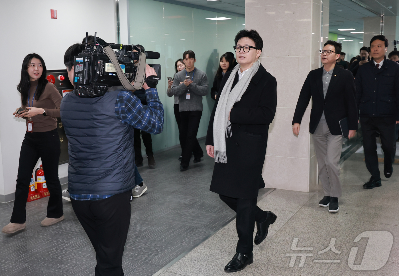 (서울=뉴스1) 신웅수 기자 = 한동훈 국민의힘 전 대표가 14일 당 윤리위원회가 본인을 제명 결정한 것과 관련해 입장을 밝히기 위해 국회 소통관으로 향하고 있다. (공동취재) 2 …