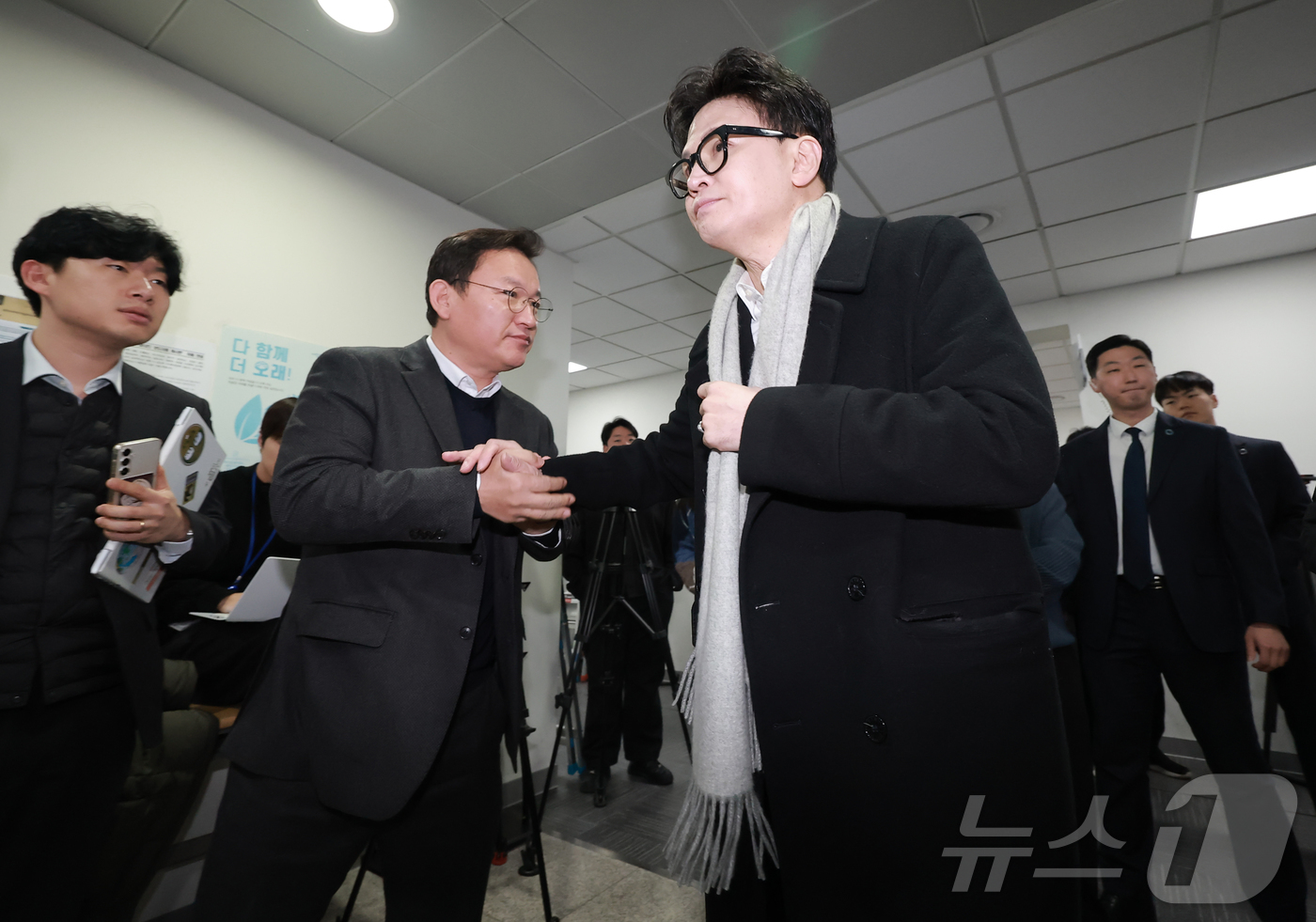 (서울=뉴스1) 신웅수 기자 = 한동훈 국민의힘 전 대표가 14일 당 윤리위원회가 본인을 제명 결정한 것과 관련해 입장을 밝히기 위해 국회 소통관으로 향하고 있다. (공동취재) 2 …