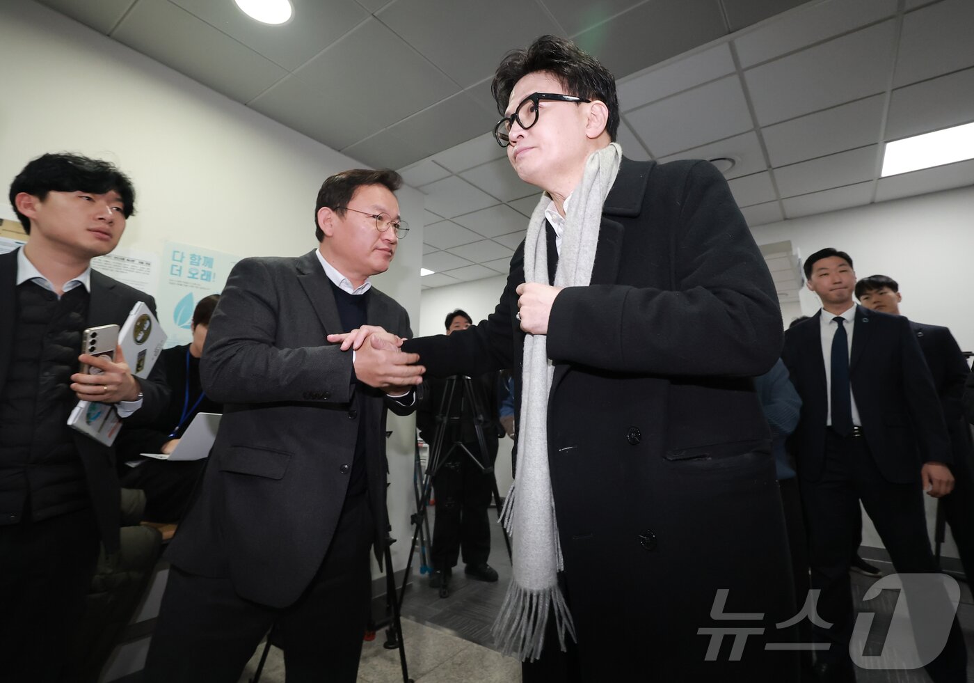 본문 이미지 - 한동훈 국민의힘 전 대표가 14일 당 윤리위원회가 본인을 제명 결정한 것과 관련해 입장을 밝히기 위해 국회 소통관으로 향하고 있다. (공동취재) 2026.1.14/뉴스1 ⓒ News1 신웅수 기자