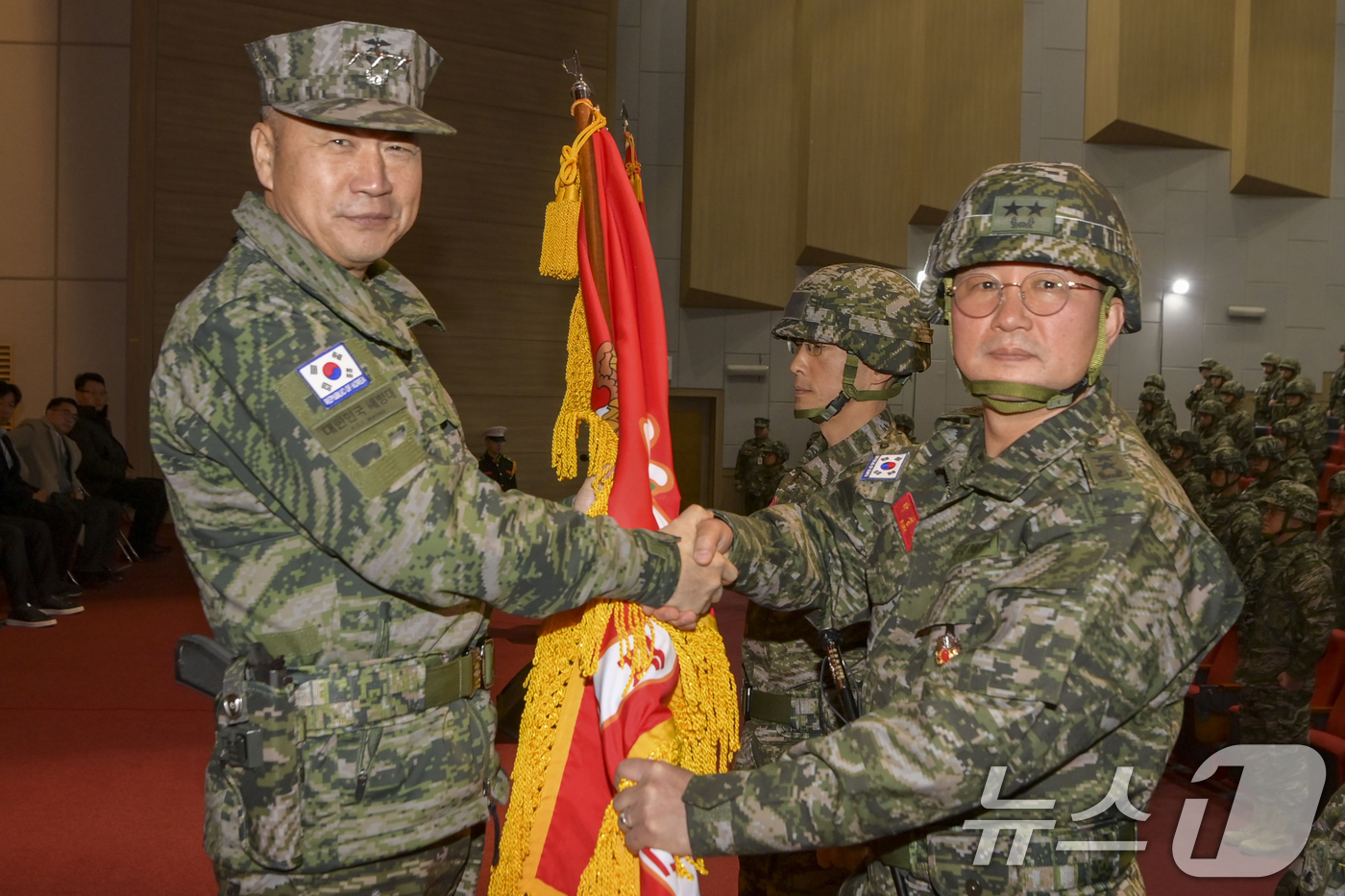 (포항=뉴스1) 최창호 기자 = 14일 경북 포항 해병대 1사단 도솔관에서 열린 제46대 박성순 1사단장 취임식에서 주일석 사령관이 신임 사단장인 박성순 사단장에게 사단기를 전달하 …