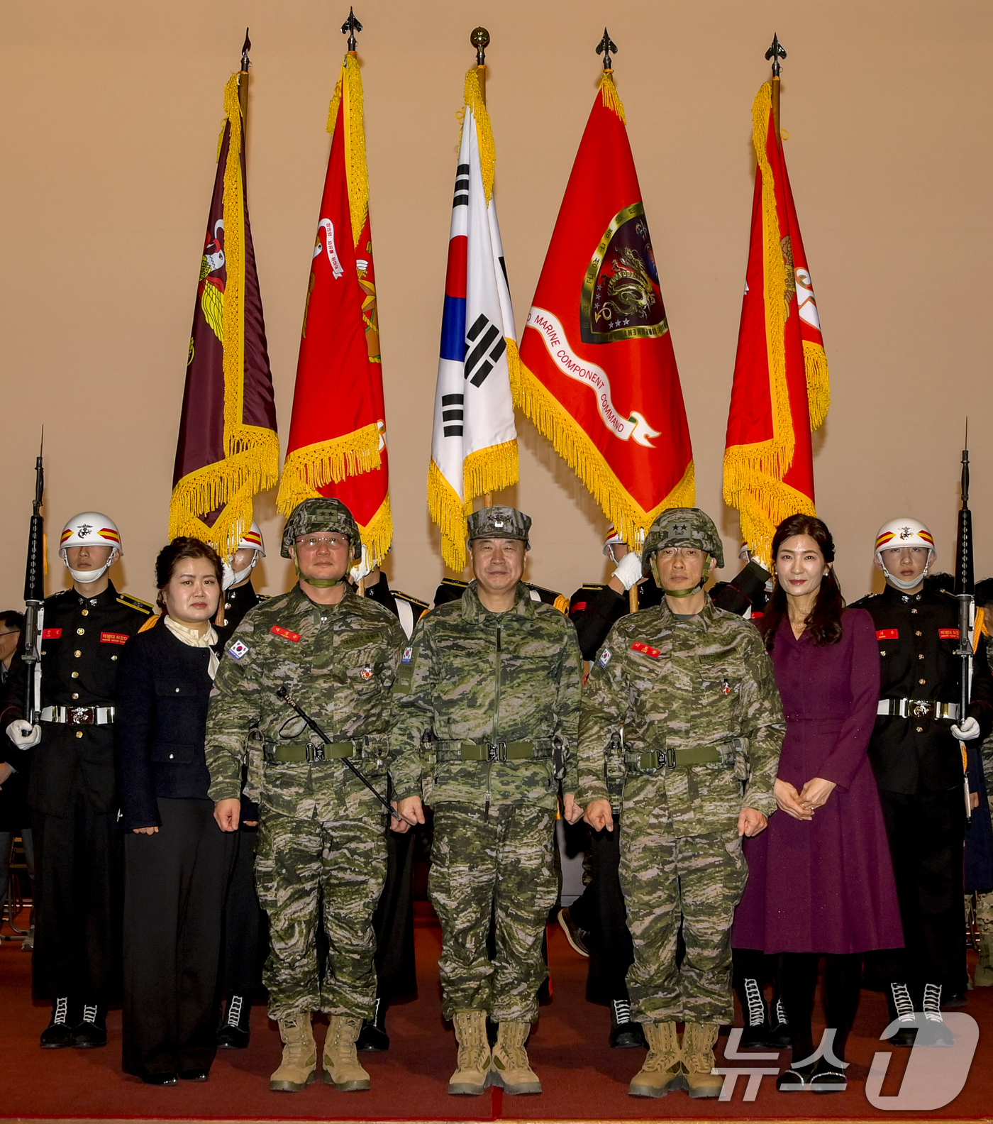 (포항=뉴스1) 최창호 기자 = 주일석 해병대 사령관(가운데)이 14일 경북 포항 해병대 1사단 도솔관에서 열린 제46대 해병대 1사단장 취임식에서 신임 박성순 사단장(왼쪽)과 이 …