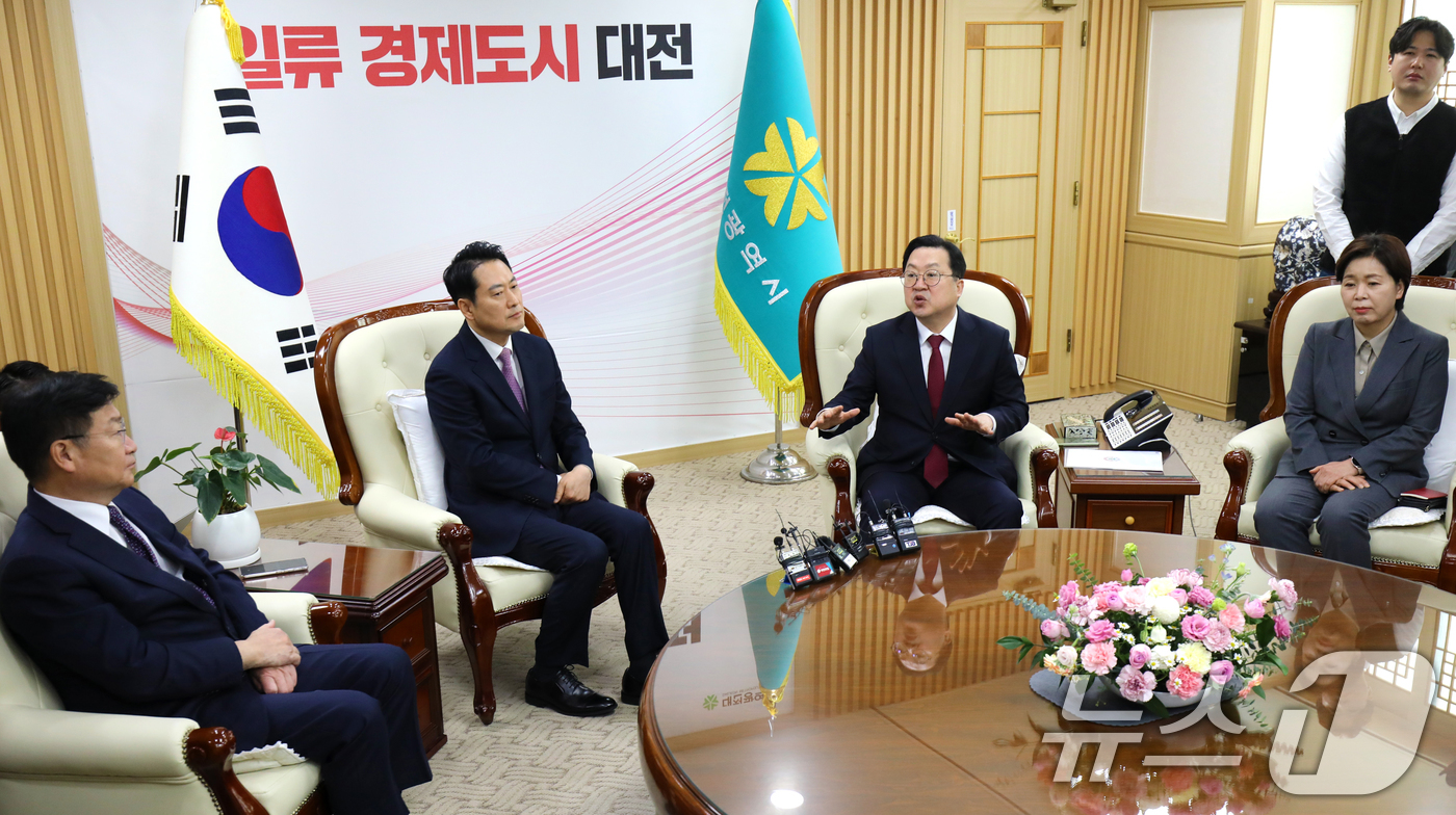 (대전=뉴스1) = 이장우 대전시장이 14일 오전 대전시청에서 장동혁 국민의힘 대표과 대전충남 행정통합 관련 정책협의에서 발언하고 있다.(공동취재) 2026.1.14/뉴스1