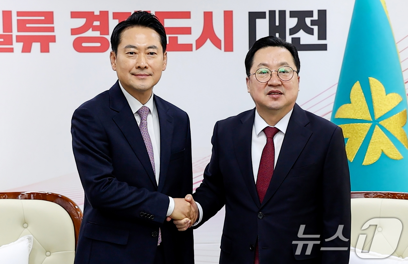 (대전=뉴스1) = 장동혁 국민의힘 대표가 14일 오전 대전시청에서 이장우 시장과 대전충남 행정통합 관련 정책협의에 앞서 악수하고 있다.(공동취재) 2026.1.14/뉴스1